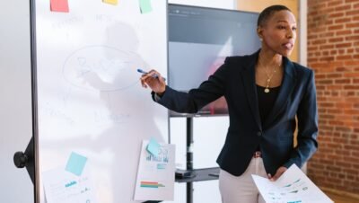 Na imagem, mulher fazendo reunião sobre criar metas