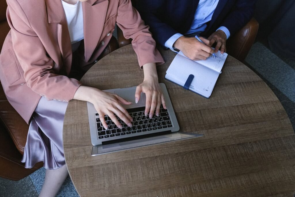 Na imagem, colaboradores planejando uma gestão eficiente.