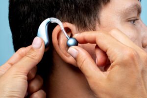 Aparelhos auditivos e conectividade: como aproveitar a tecnologia sem fios para melhorar a audição